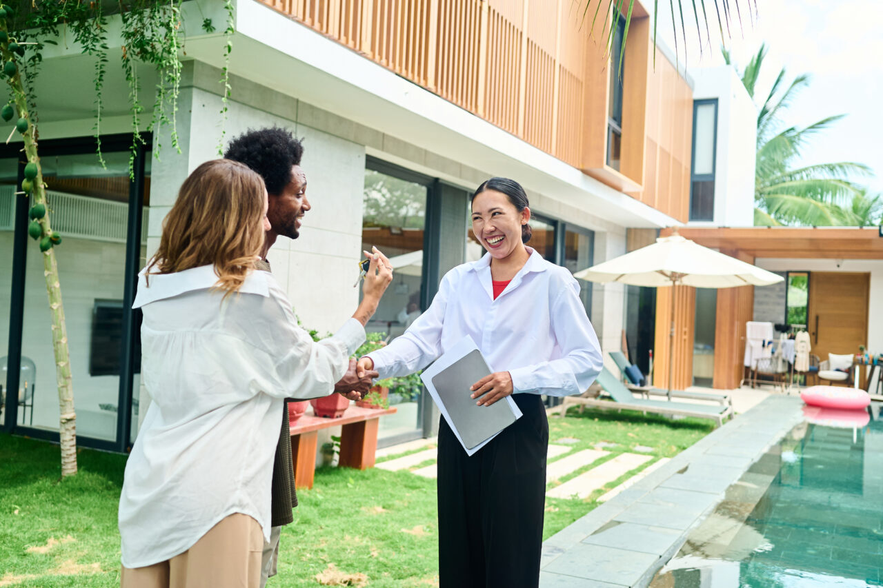 03cfaa7e3f289f7e87a10a355207bf75d96086cb Two people talking outside a modern Sydney home with a pool